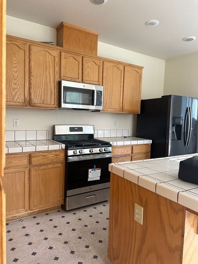 Building Photo - Great Location! 4BD | 2.5BA | Desirable Br...