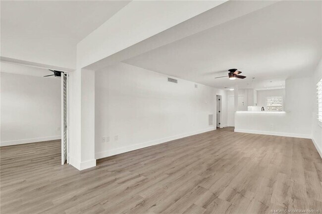 Foto del edificio - 1950 SW Palm City Rd