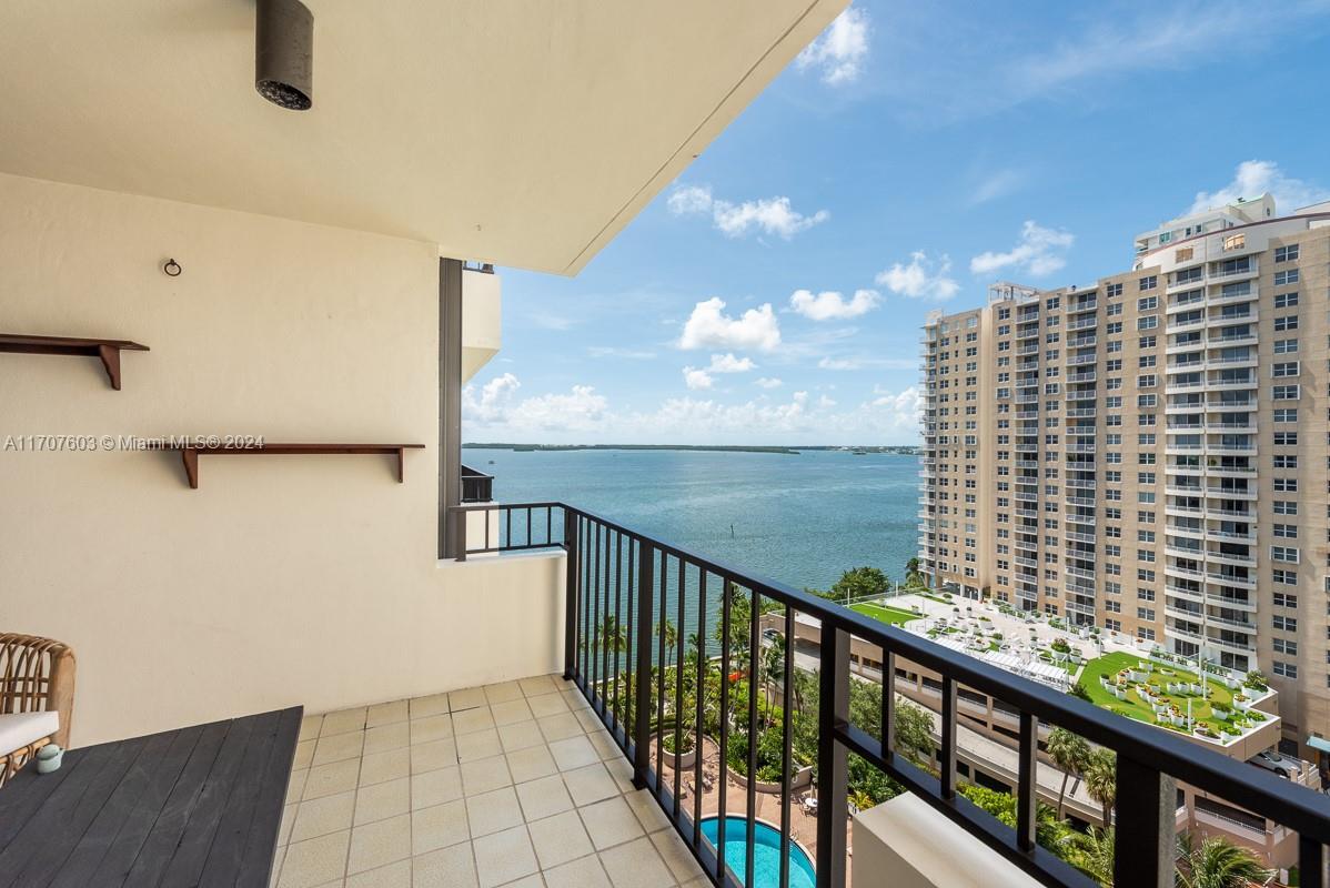 Foto principal - 520 Brickell Key Dr