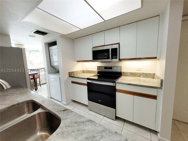 Foto del edificio - 7523 Greenlake Dr