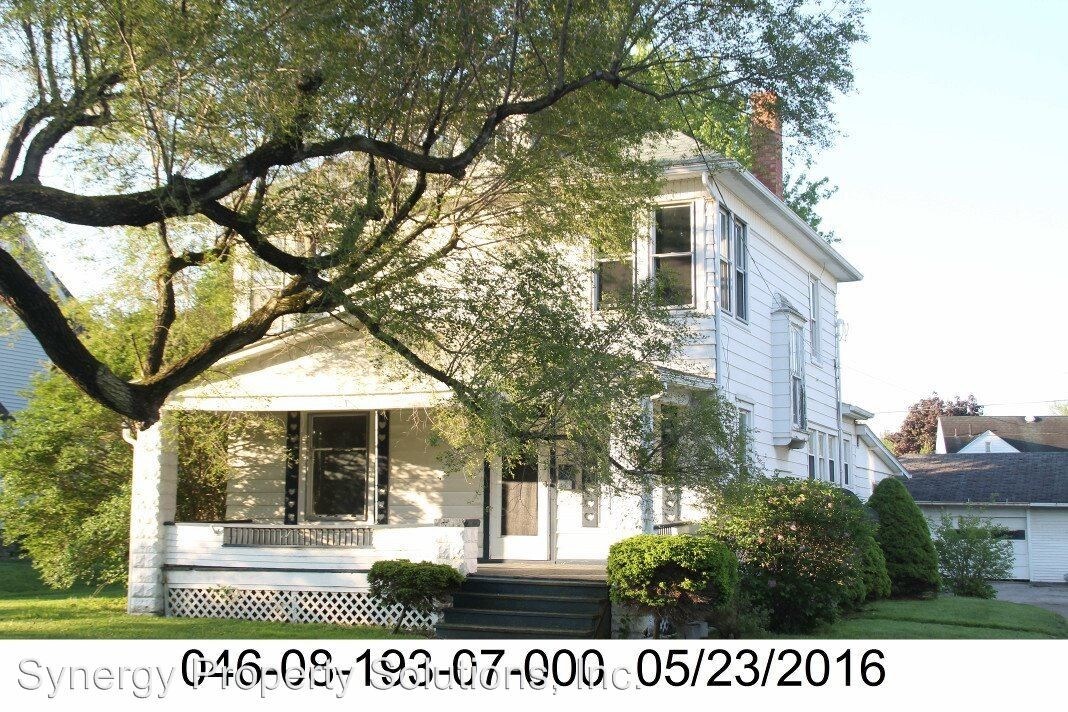Primary Photo - 136 E Main St