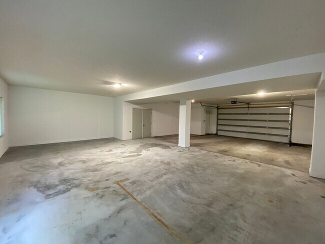 Foto del edificio - Beautiful single family home With 6 Car Attached Garage!