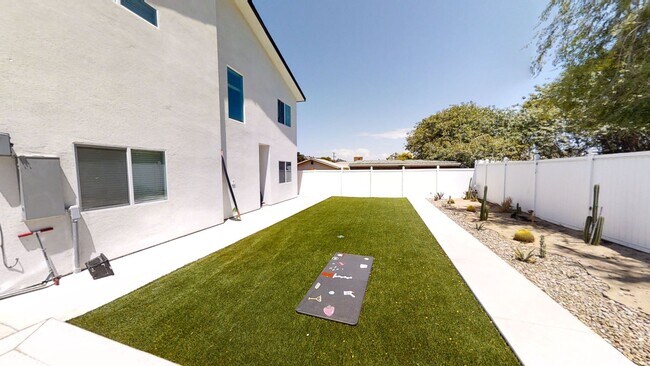 Building Photo - 5BD/2BA, Large Bedrooms!
