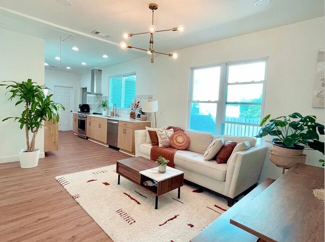 Building Photo - Beautifully Updated Home Near Downtown St. Petersburg! 3bed |3bath