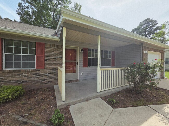 Foto del edificio - Nicely updated 3 bedroom, 2 bath home with 1-car garage