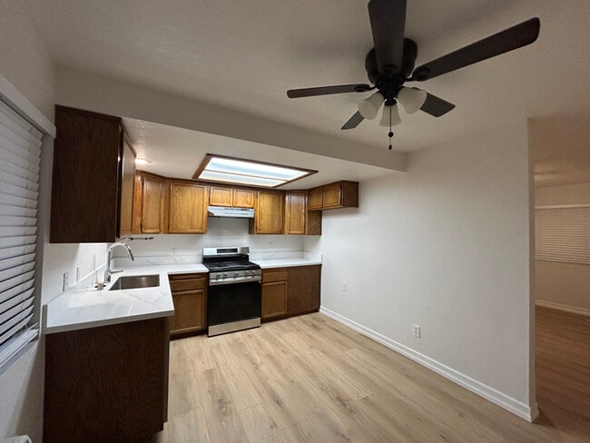 Foto del edificio - 10154 McClemont Ave