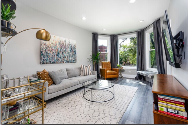 Foto del edificio - 2701 N Hamlin Ave