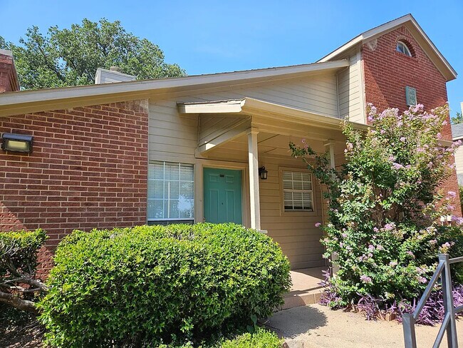 Building Photo - 1467 Meadowood Village Dr