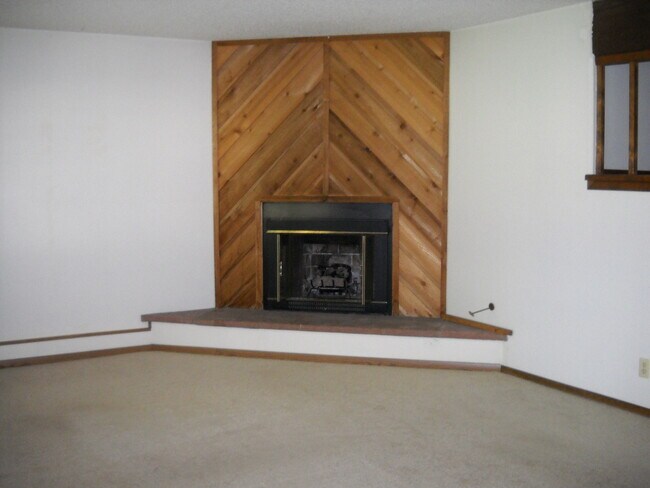 Building Photo - Spacious Two Story Townhome in Central Bou...