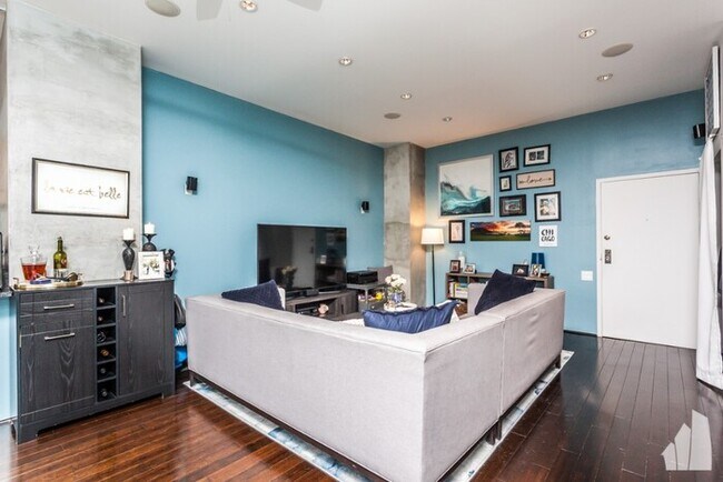 Building Photo - Beautiful Large, 1 Bed Located In Historic...