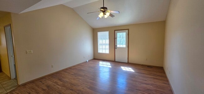 Building Photo - 3 Bedroom 2 Bath Close To Missouri State University $1295