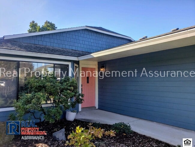 Building Photo - 3 Bedroom 2 Bathroom Home for Rent in Hillsboro – Private Yard