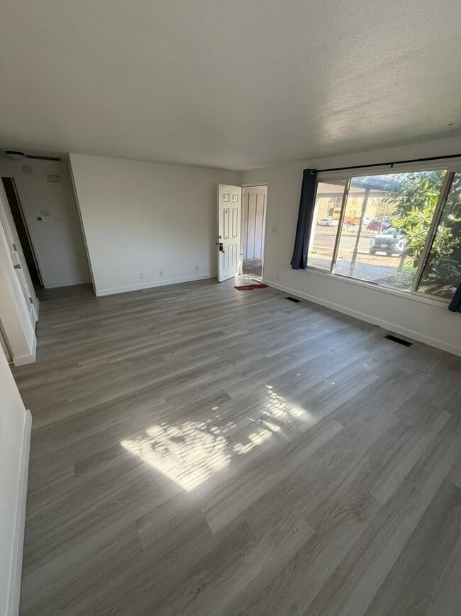 Building Photo - 2 Bedroom in Albany!