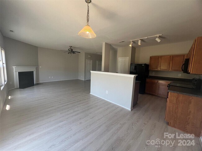 Foto del edificio - 972 Willow Creek Dr