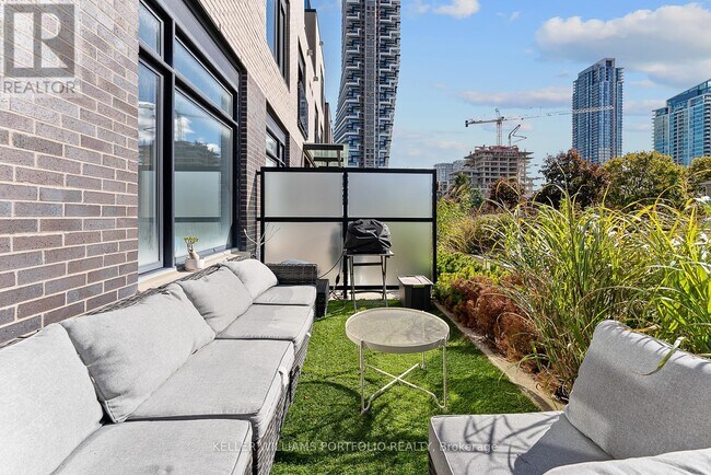 Photo du bâtiment - 4030 Parkside Village Dr