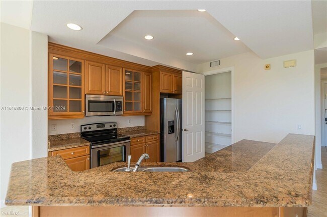 Building Photo - 3 br, 2 bath Townhome - 8211 NW 128th Ln