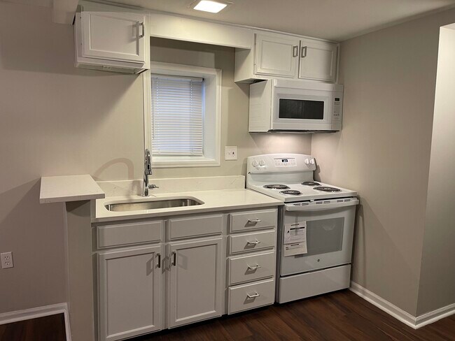 Quartz countertop new stove / microwave - 1316 Wisconsin Ave