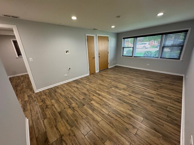 Building Photo - 5835 W Lawrence Ave