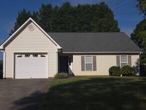 Building Photo - 2025 Ardmore Village Ln