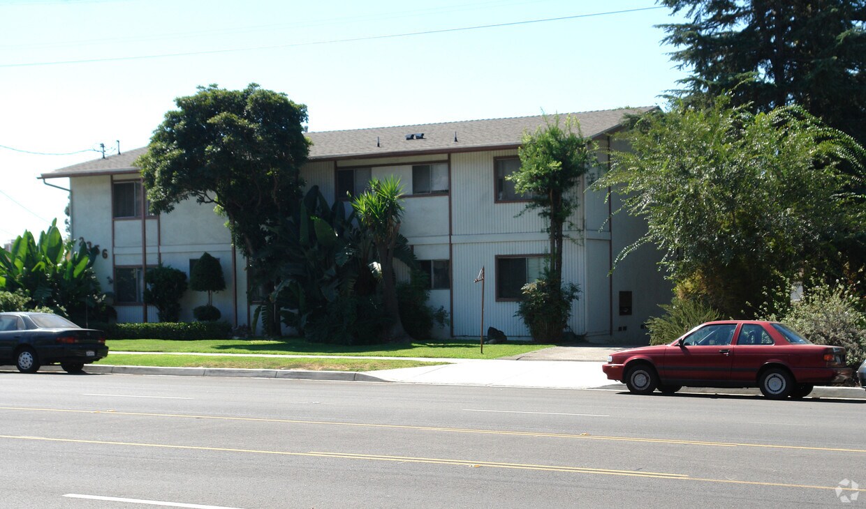 Foto del edificio - 2356 Montrose Ave