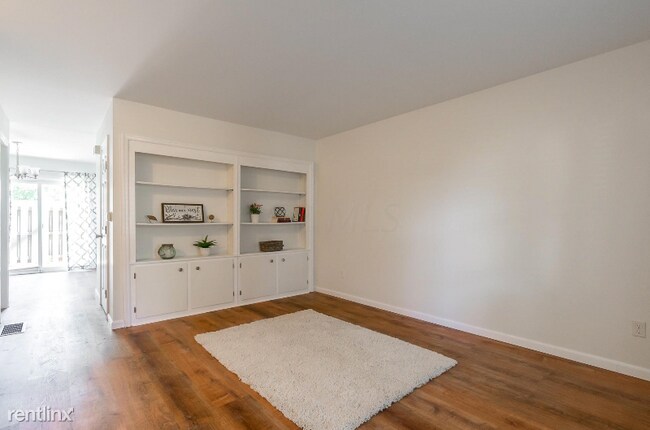 Building Photo - 2 br, 1.5 bath Townhome - 5068 cambrian drive
