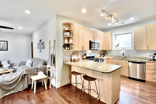 Foto del edificio - 2144 W Schiller St