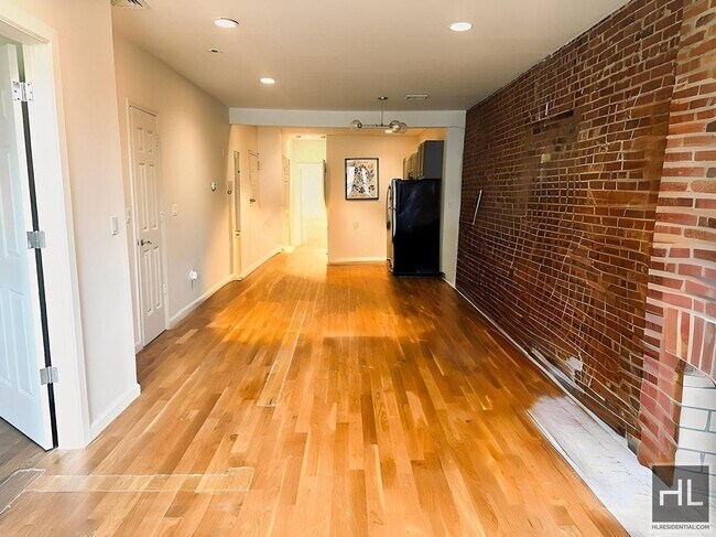 Building Photo - Enormous Floor Through 3 Bed/1.5 Bath in C...