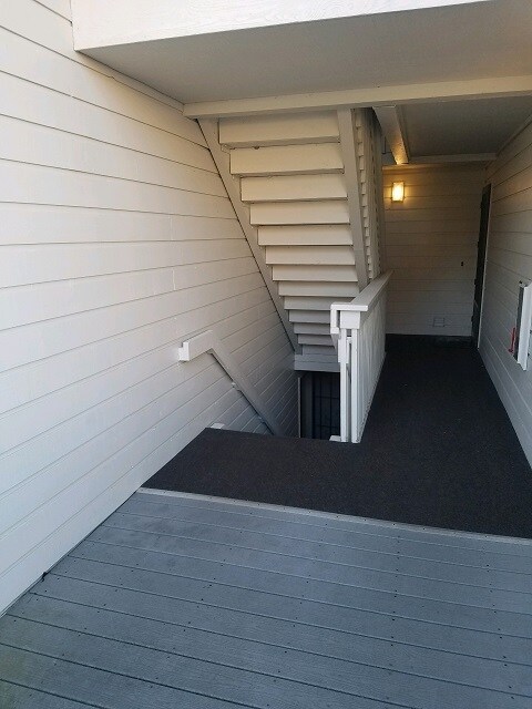 Building Photo - 1319 S Puget Dr