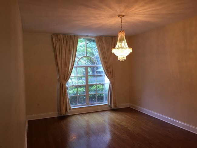 Building Photo - 2740 Hampton Cir E