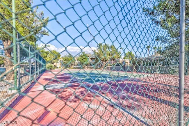 Foto del edificio - 8070 W Russell Rd