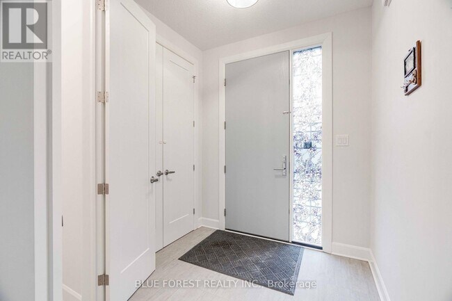 Building Photo - 499 Sophia Cres