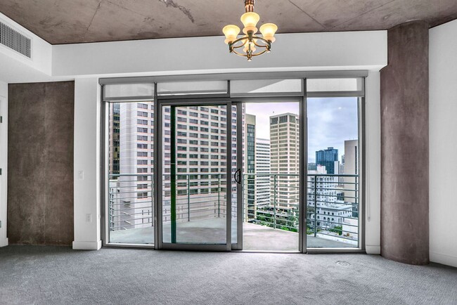 Building Photo - Gorgeous downtown unit that is ready for i...