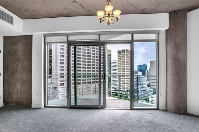 Building Photo - Gorgeous downtown unit! Views from every room!