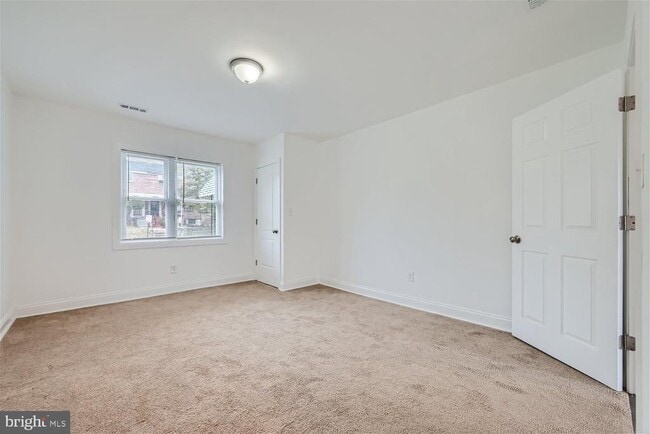 Building Photo - 1405 N Decker Ave