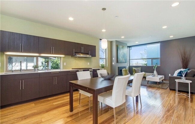 Building Photo - Madison Valley Townhome