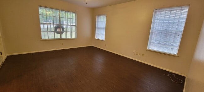 Living Room - 2913 Eisenhauer Rd