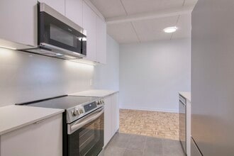 Building Photo - 1525 Av. Victoria