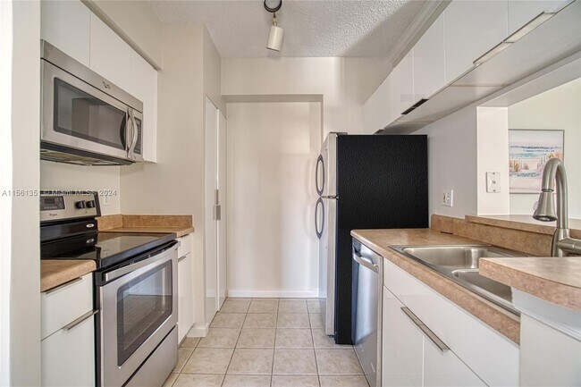 Foto del edificio - 17150 N Bay Rd