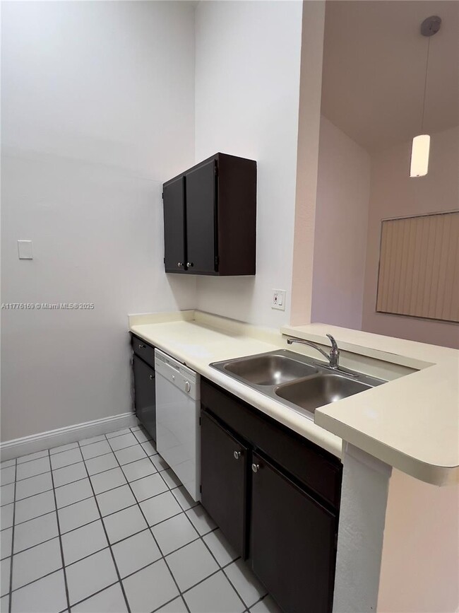 Building Photo - 2810 N Oakland Forest Dr