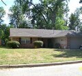 Foto principal - Spacious 3-Bed, 2.5-Bath Home with Prime L...