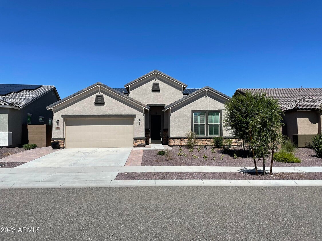 Foto principal - 18796 W Mercer Ln