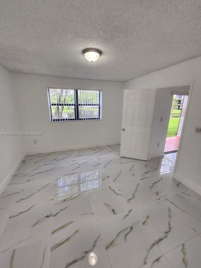 Building Photo - 9845 Nob Hill Ct