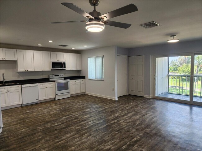 Foto del edificio - 14800 Walsingham Rd