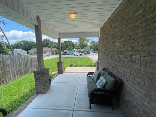 Building Photo - 1578 Hickory St