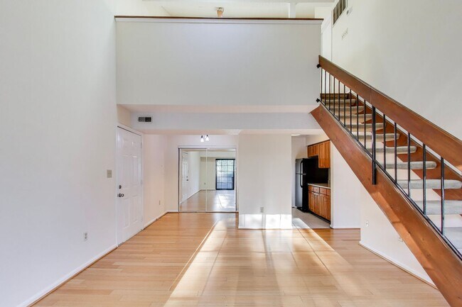 Foto del edificio - Top Floor 1-2 bed w/ a loft [ can be a 2nd BEDROOM] plus  1.5 Baths and SECURE GARAGE SPACE