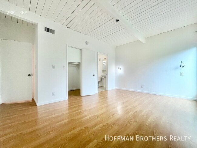 Building Photo - 4401 Kraft Ave