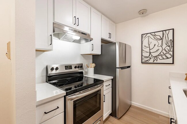 Foto del edificio - Convenient location to I-280/101 for a qui...