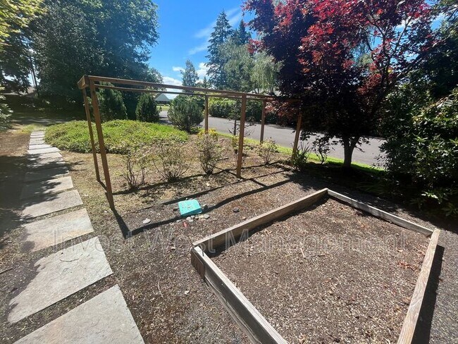 Building Photo - 601 Rhododendron Dr