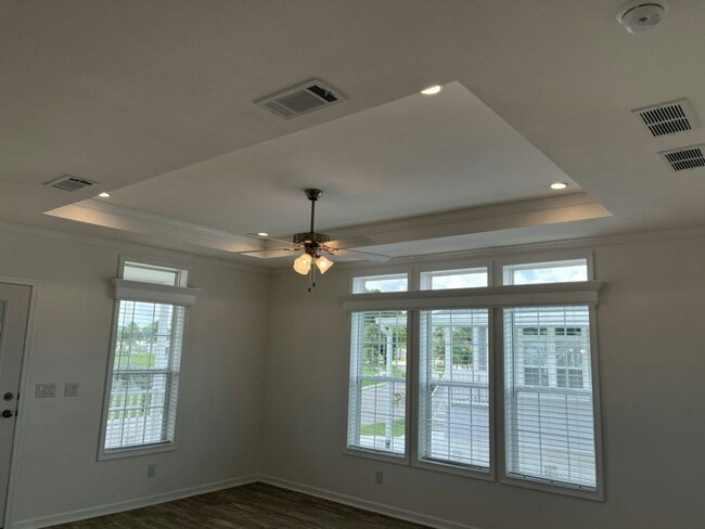 Building Photo - 568 Plaza Del Sol
