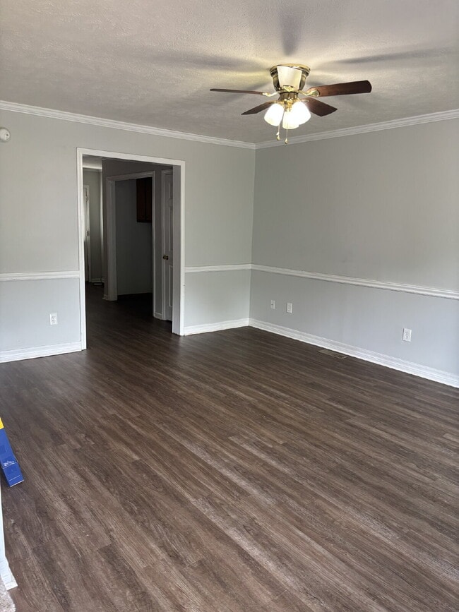 Building Photo - "Charming 2-Bedroom with Spacious Living in Henderson, TN!"